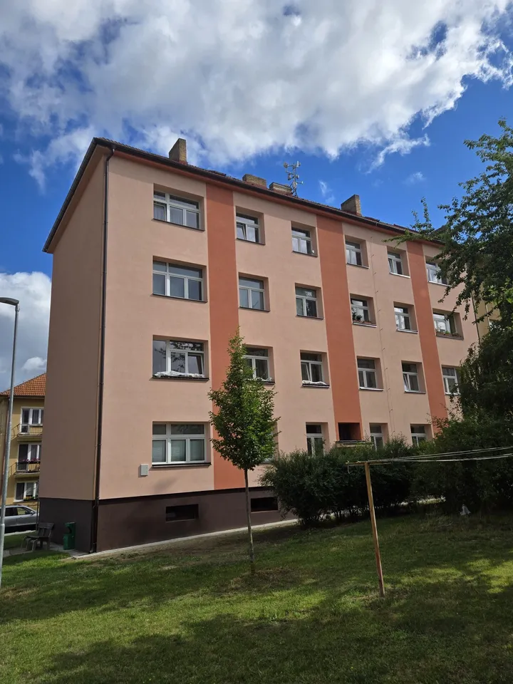 Rekonstrukce bytového domu Sezimova (02)