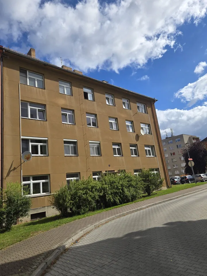 Rekonstrukce bytového domu Sezimova (03)