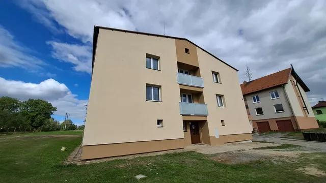 Balkonová strana domu v Ločenicích s novou fasádou, soklem a zábradlím balkonů