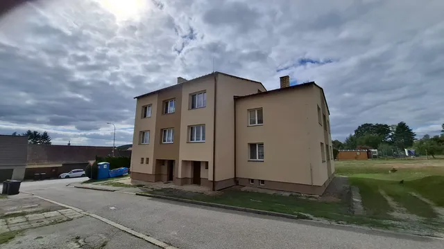 Uliční strana bytového domu v Ločenicích po dokončení nové fasády