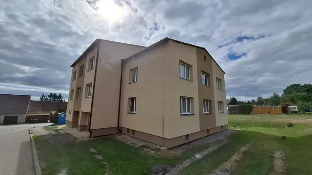 Bytový dům v Ločenicích po rekonstrukci, boční strana s novou fasádou