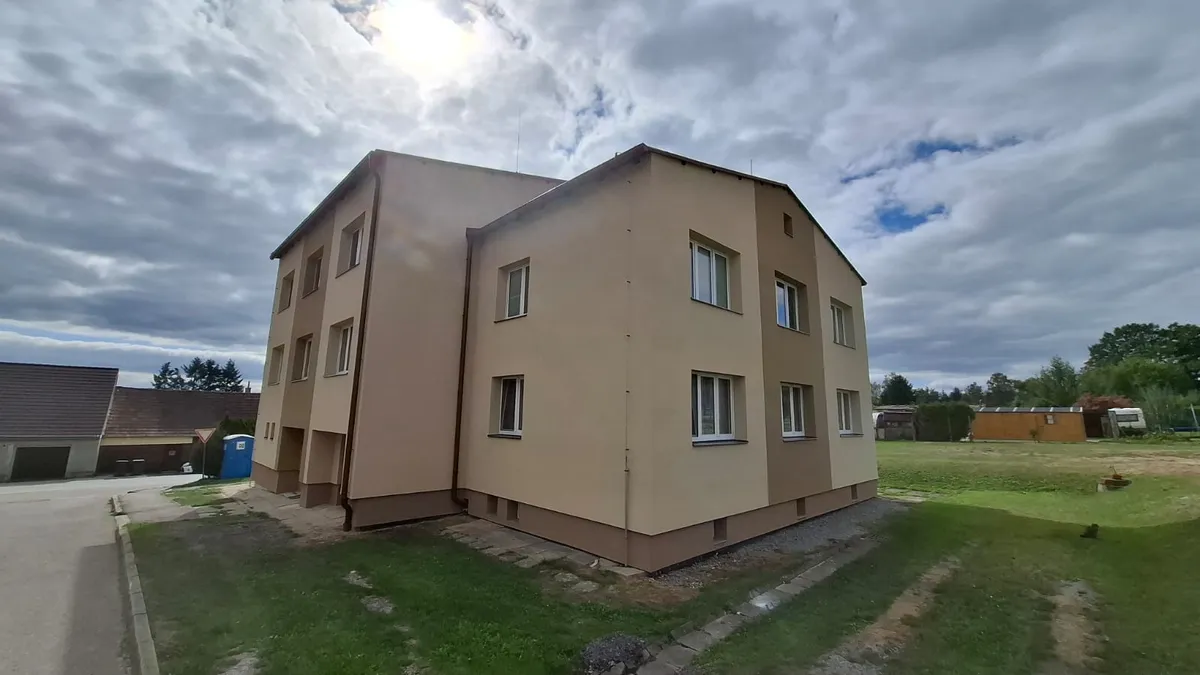 Bytový dům v Ločenicích po rekonstrukci financované úvěrem, nová fasáda