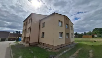 Bytový dům v Ločenicích po rekonstrukci, boční strana s novou fasádou