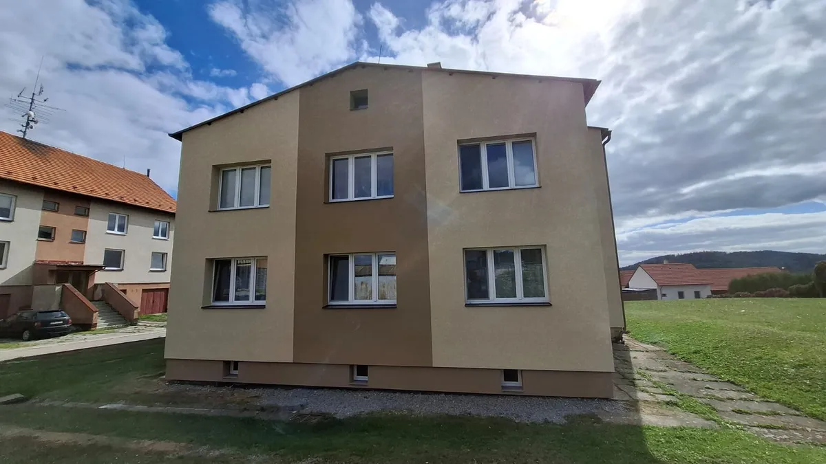 Bytový dům v Ločenicích po zateplení stropů a izolaci půdy, nová fasáda