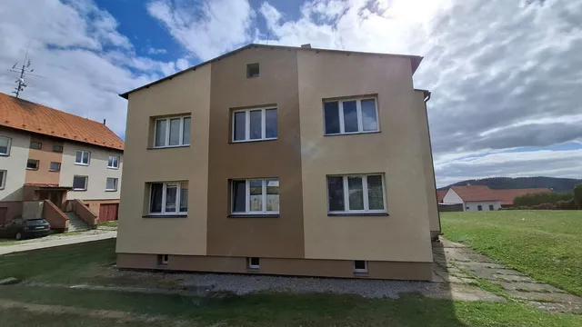 Štít bytového domu v Ločenicích s novou fasádou ve dvou odstínech
