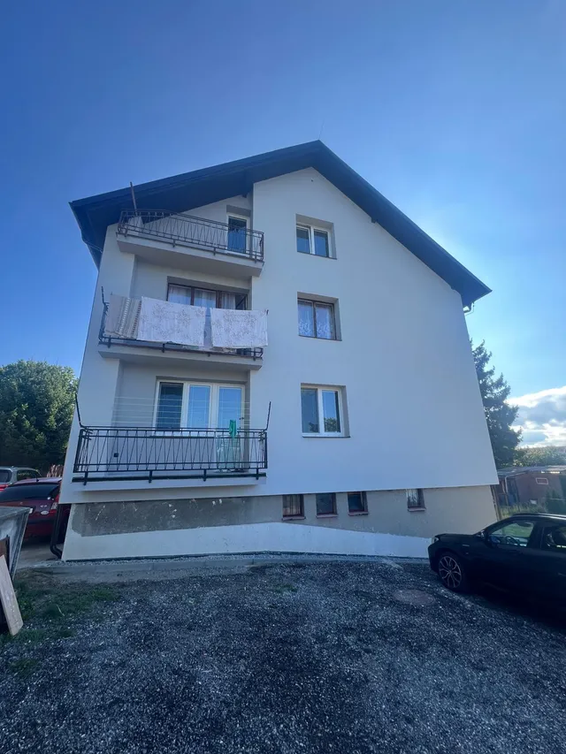 Balkonová strana bytového domu v Otěvěku po dokončení nové fasády