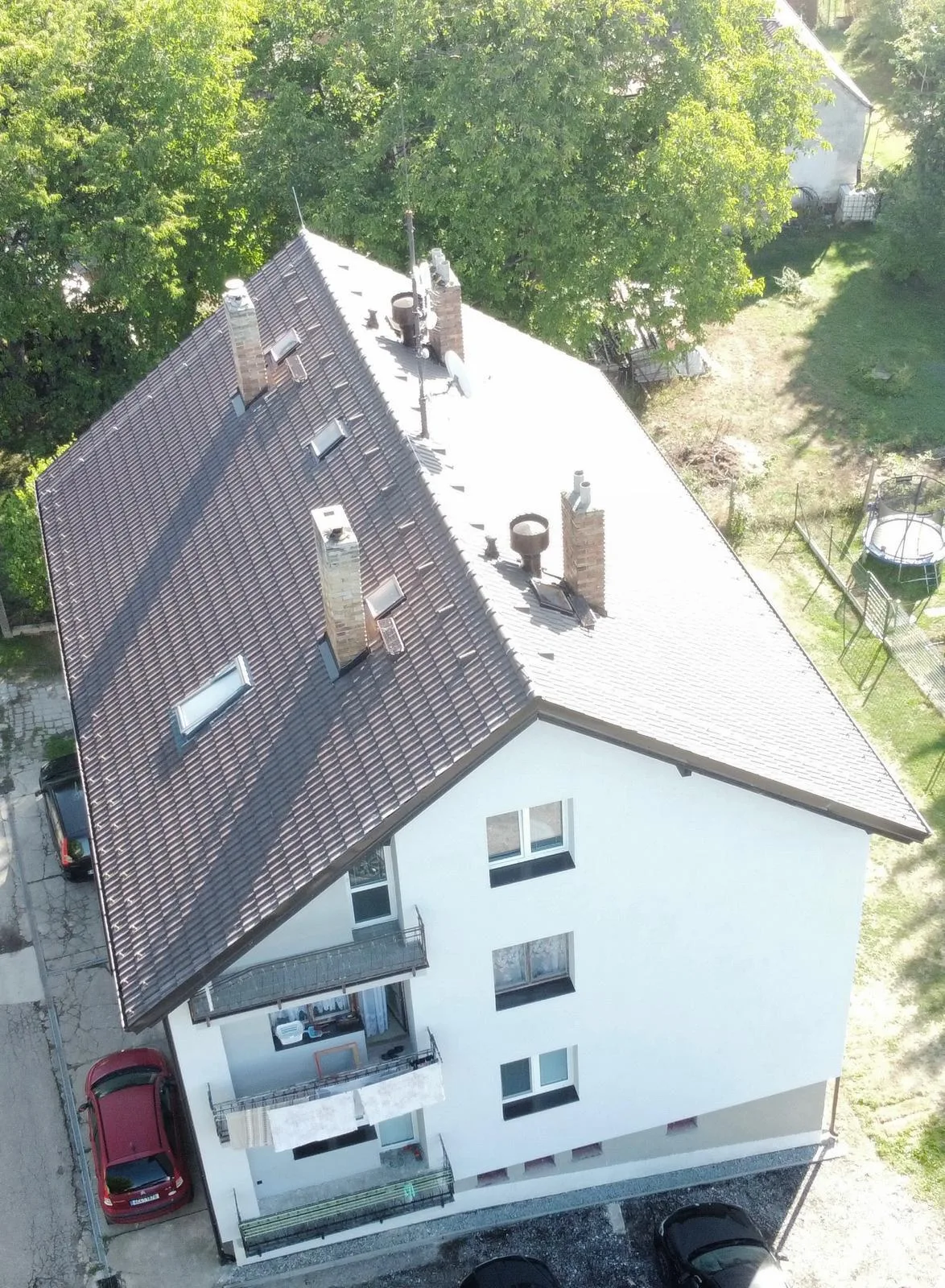 Bytový dům v Otěvěku z dronu po rekonstrukci, nová tašková střecha a světlá fasáda