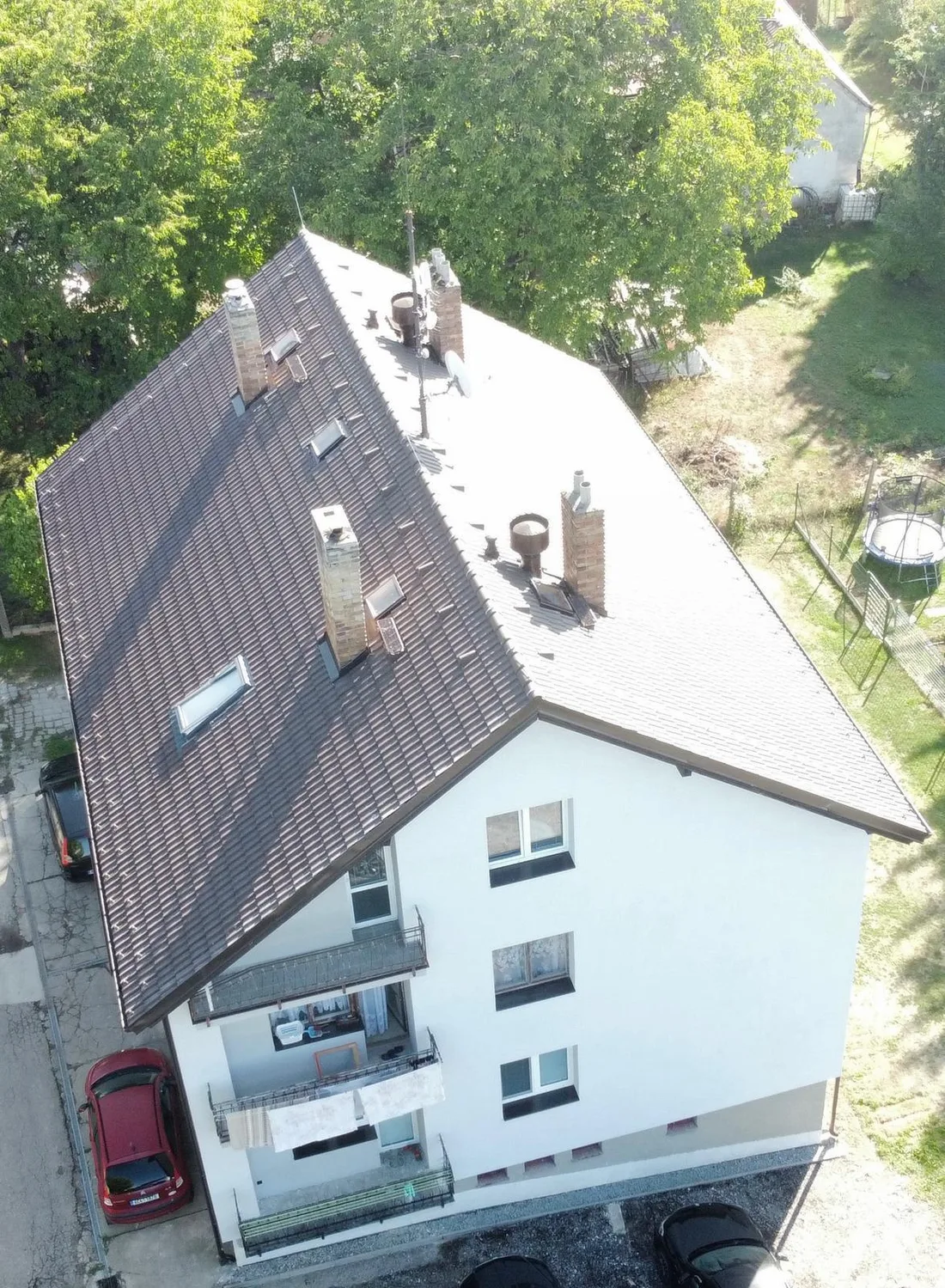 Stejný dům v Otěvěku po rekonstrukci s novou taškovou střechou a světlou fasádou