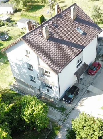 Nová střecha z betonových tašek a fasáda bytového domu v Otěvěku, šikmý pohled dronem