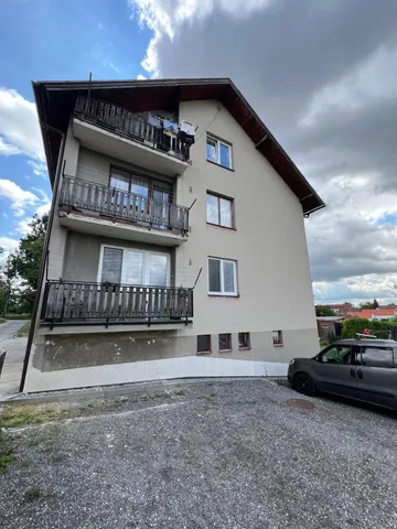 Balkonová strana domu v Otěvěku před rekonstrukcí, zašlá fasáda a opadaný sokl