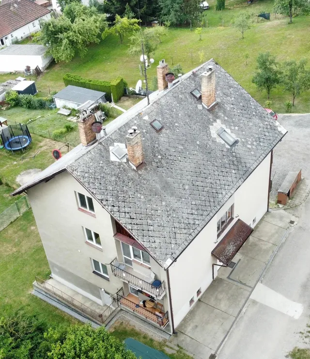 Bytový dům v Otěvěku z dronu před rekonstrukcí, původní krytina a béžová fasáda