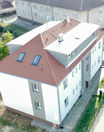 Bytový dům ve Zlivi po rekonstrukci, pohled z výšky na střechu a dvůr
