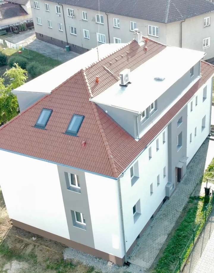 Bytový dům ve Zlivi po rekonstrukci, pohled z výšky na střechu a dvůr