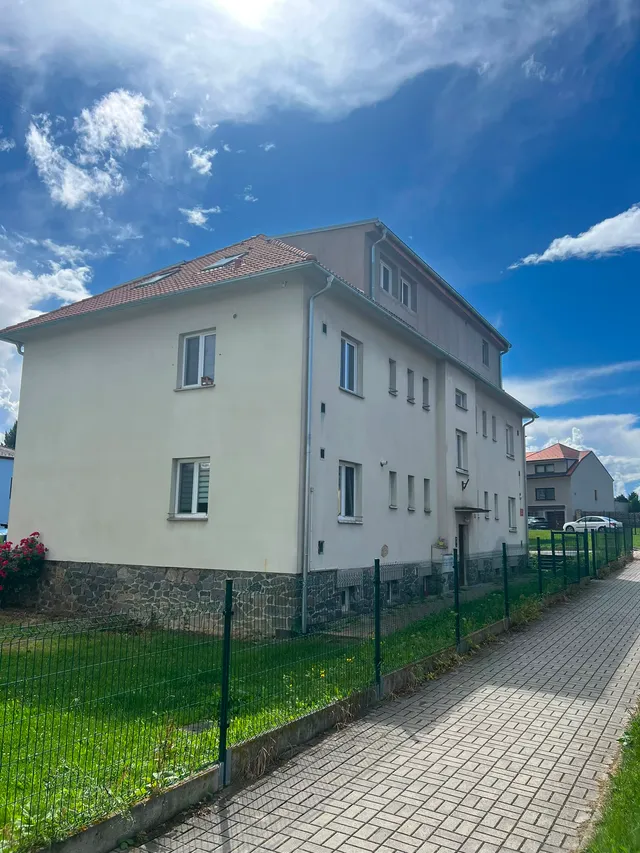 Bytový dům ve Zlivi před rekonstrukcí, zašlá fasáda a nezateplené vikýře