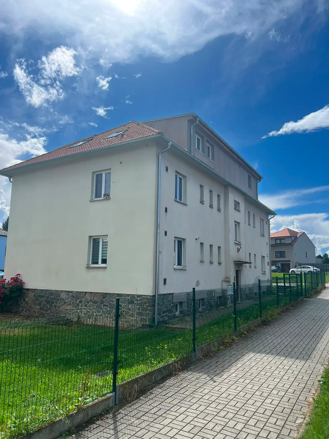 Bytový dům ve Zlivi před rekonstrukcí se zašlou fasádou