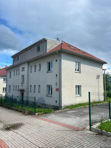 Bytový dům ve Zlivi před rekonstrukcí od ulice Lidické