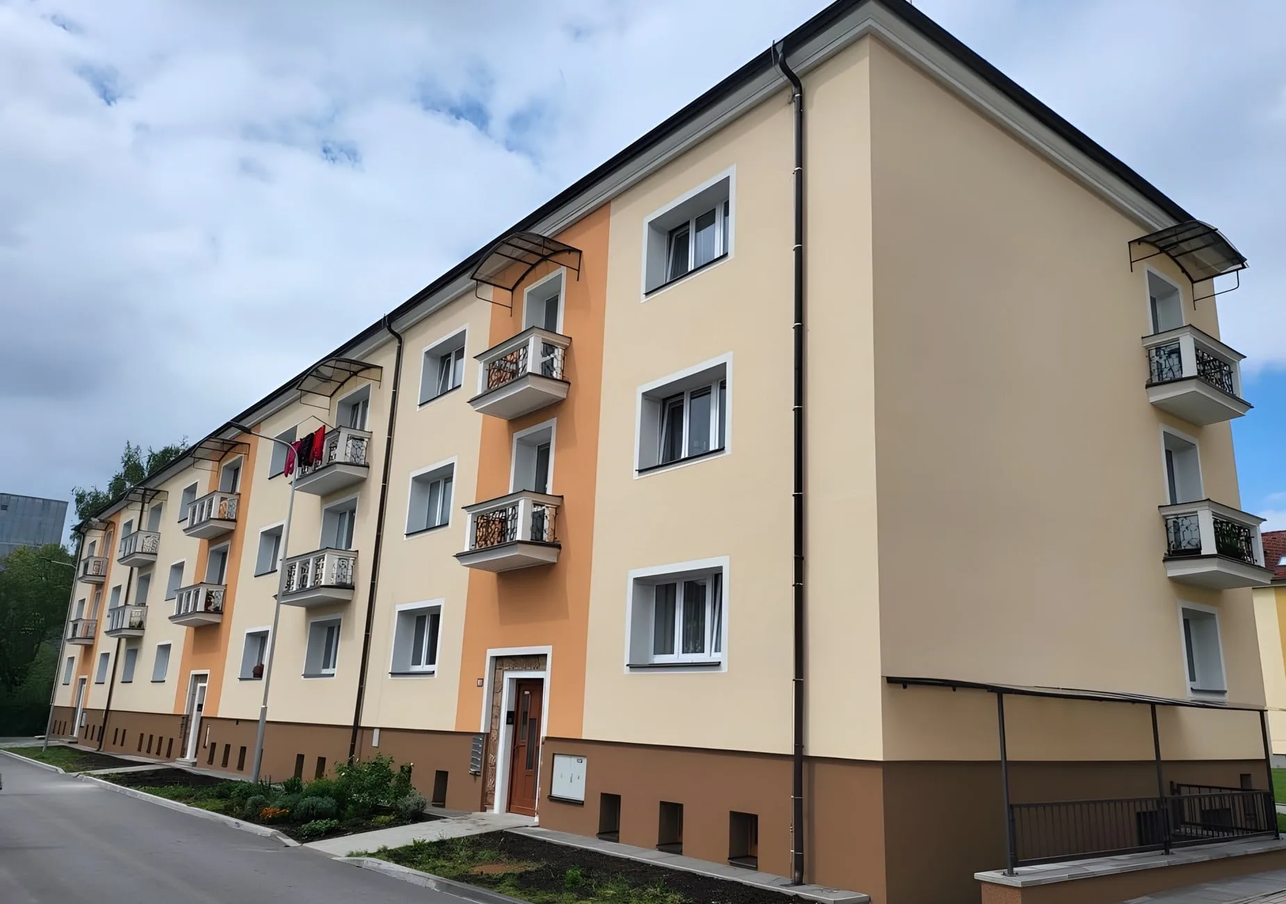 Uliční strana bytového domu v Bechyni po rekonstrukci fasády