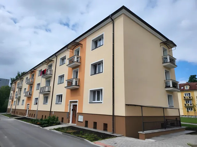 Uliční strana bytového domu v Bechyni po rekonstrukci fasády