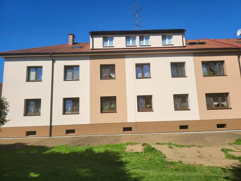 Stejný bytový dům v Kaplici s novou zateplenou fasádou po realizaci