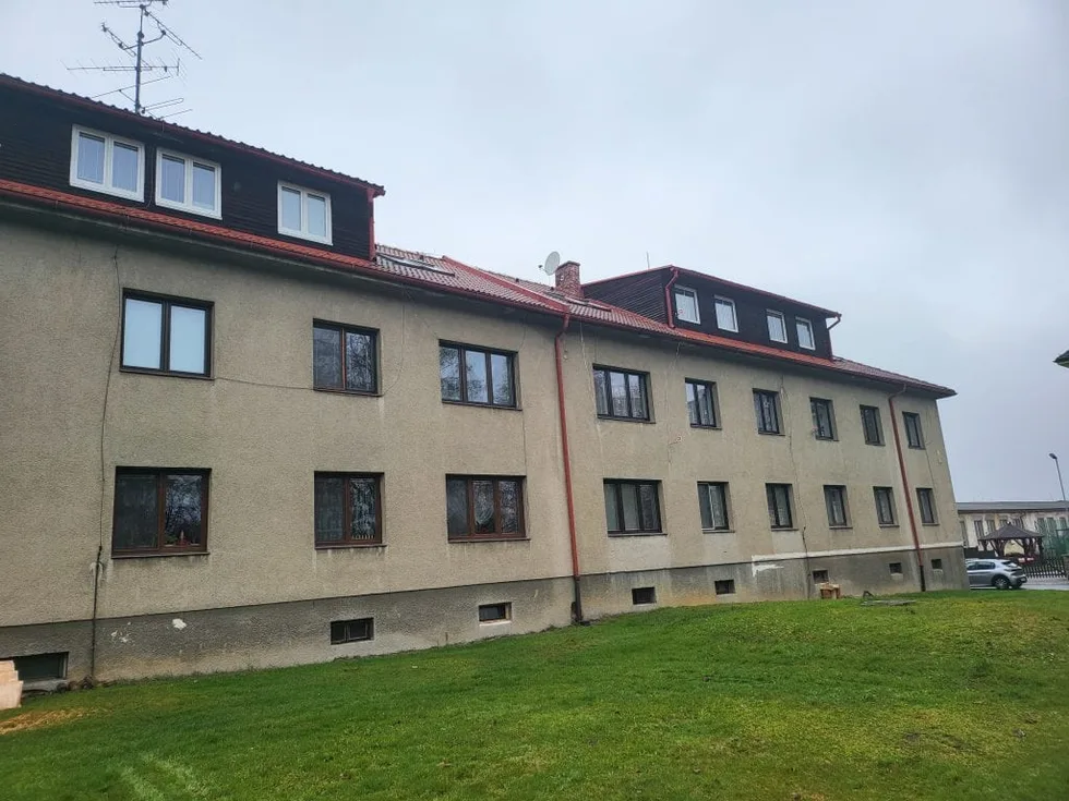 Bytový dům v Kaplici s původní fasádou před realizací