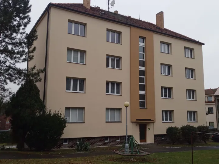 Rekonstrukce bytového domu Kocínova v Písku (01)