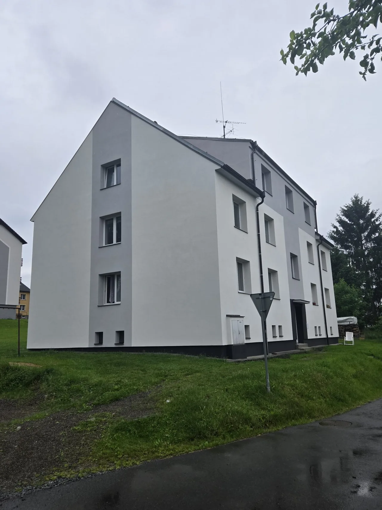 Rekonstrukce bytového domu Lázeňská v Horním Dvořišti (03)