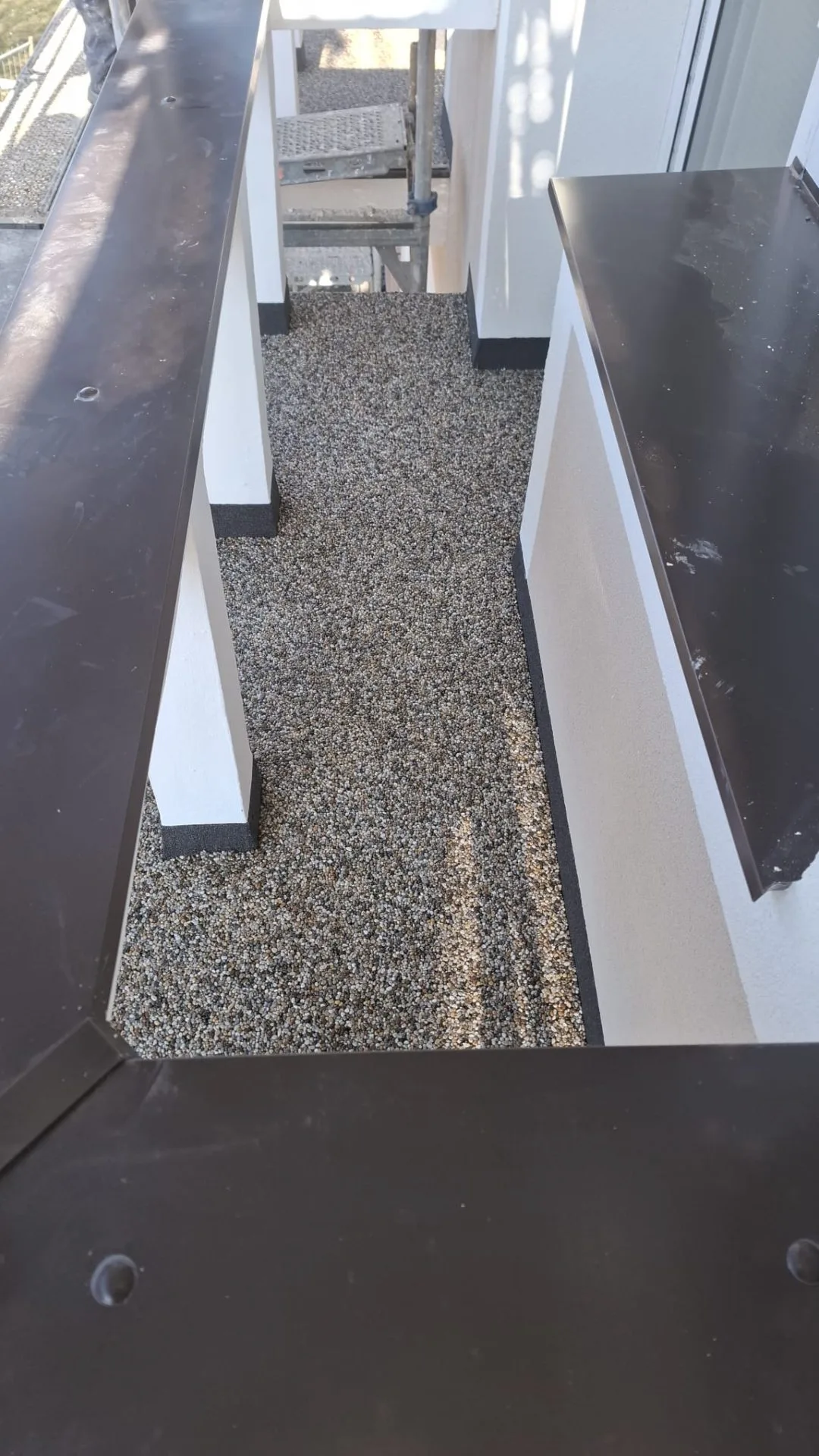 Nová podlaha balkónu se zábradlím (01)