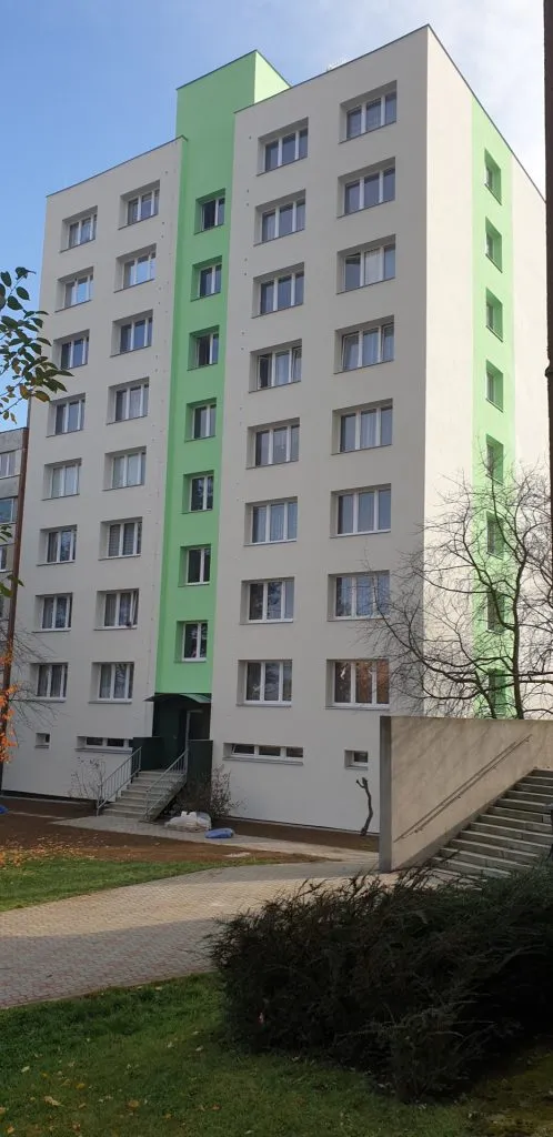Bytový dům po zateplení fasády (06)