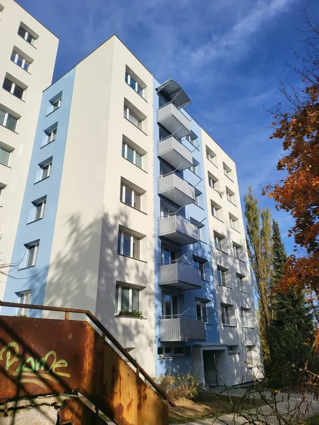 Bytový dům po zateplení fasády (10)