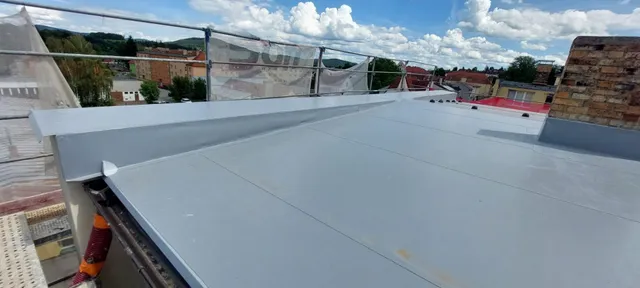 Fóliové souvrství ploché střechy na akci Gen. Fanty v Kaplici (01)