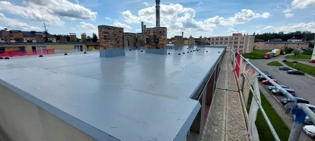 Fóliové souvrství ploché střechy na akci Gen. Fanty v Kaplici (06)
