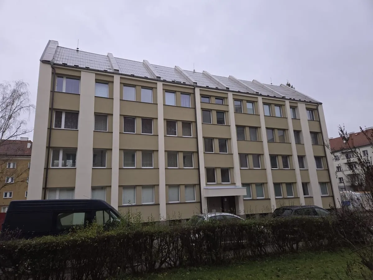 Bytový dům na Kocínově v Táboře s novou fasádou a balkony