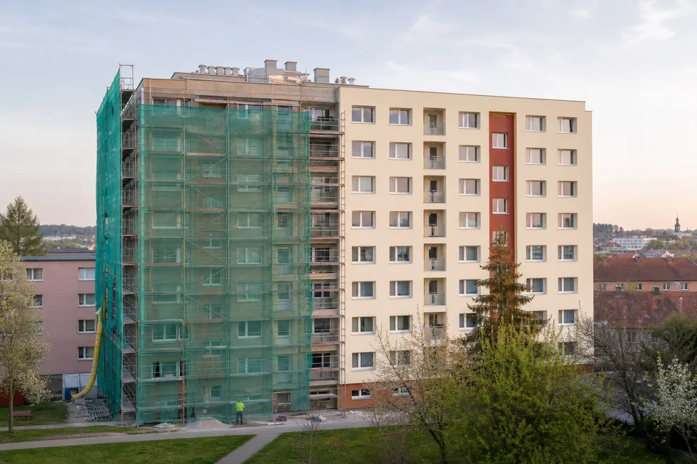 Bytový dům obestavěný lešením v průběhu zateplování fasády