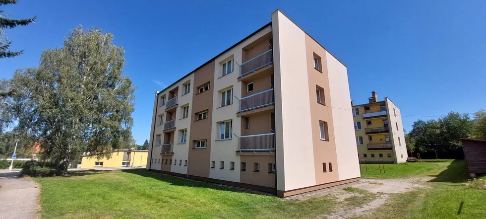Bytový dům v Kaplici po revitalizaci s novou zateplenou fasádou a balkony